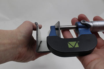 Использование микрометра для измерения толщины полки стального профиля